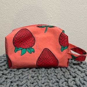 🍓Baggu Dopp Kit Strawberry Sold Out Print 🍓